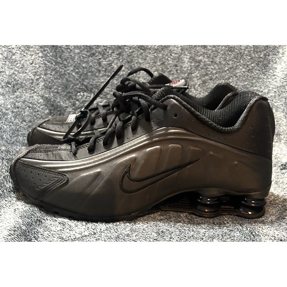 Nike Shox R4 2025 Triple Black on Black Red on Logo Size 9